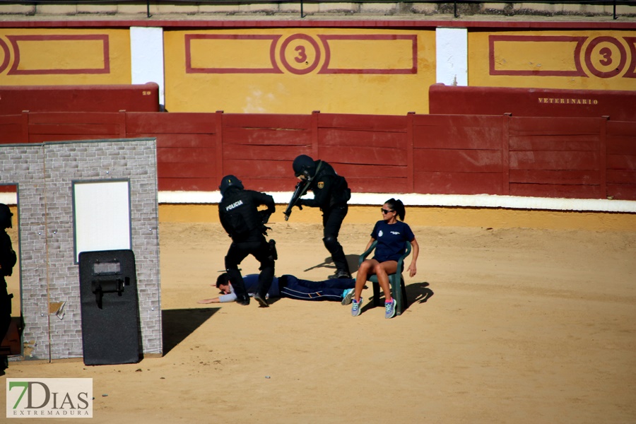 Exhibición de la Policía Nacional en la Plaza de Toros de Badajoz