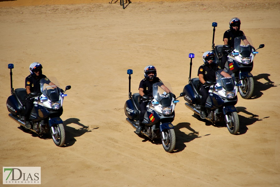 Exhibición de la Policía Nacional en la Plaza de Toros de Badajoz