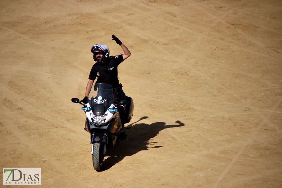 Exhibición de la Policía Nacional en la Plaza de Toros de Badajoz