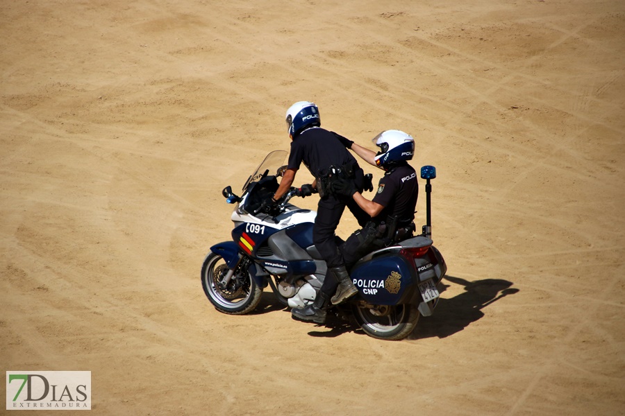 Exhibición de la Policía Nacional en la Plaza de Toros de Badajoz