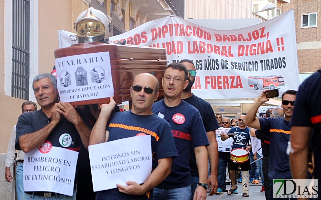 Los Bomberos escenifican un funeral para exigir más seguridad