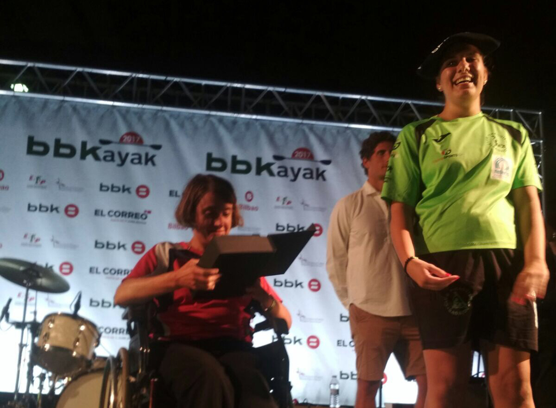 La extremeña Elena Ayuso vuela en aguas de Bilbao