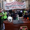 Los Bomberos escenifican un funeral para exigir más seguridad