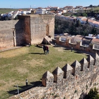 La restauración de la muralla de Cáceres, más cerca