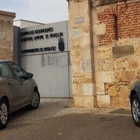 La Cívica propone despejar de vehículos la puerta del Revellín