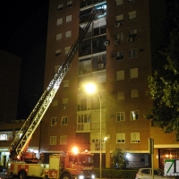 Los bomberos rescatan a una mujer en la barriada de la Paz (Badajoz)