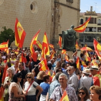 Más de un centenar de personas unidas por España en Badajoz