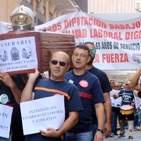 Los Bomberos escenifican un funeral para exigir más seguridad