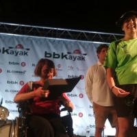 La extremeña Elena Ayuso vuela en aguas bilbaínas