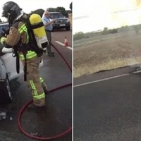Sale ardiendo un coche en la Carretera Badajoz - Zafra