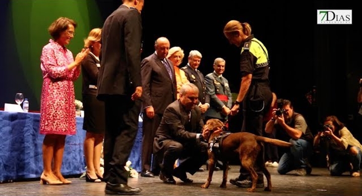 La perra Milka protagonista en la entrega de Medallas de la Policía Local