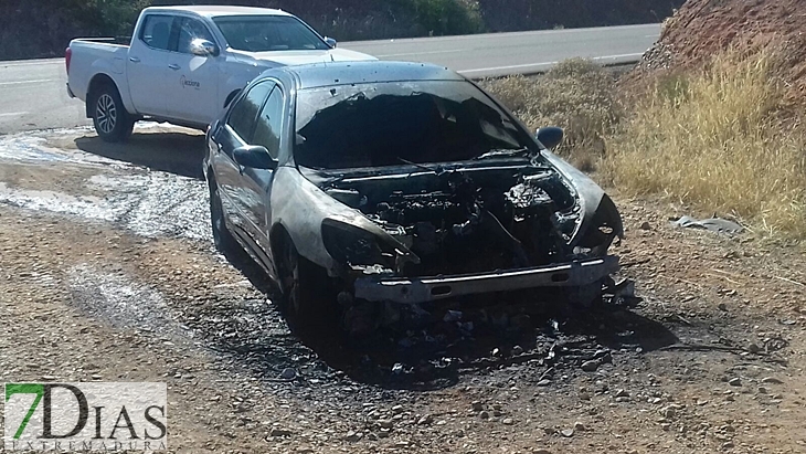 Salvan su vida tras comenzar a arder el vehículo en marcha