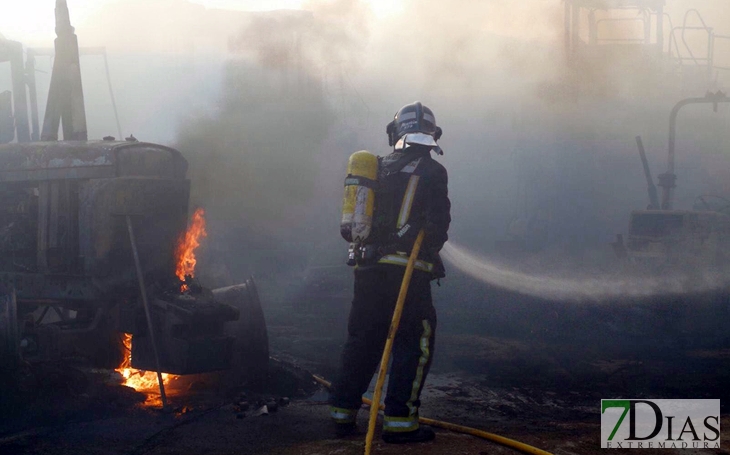 Un incendio en una nave agrícola calcina varios vehículos