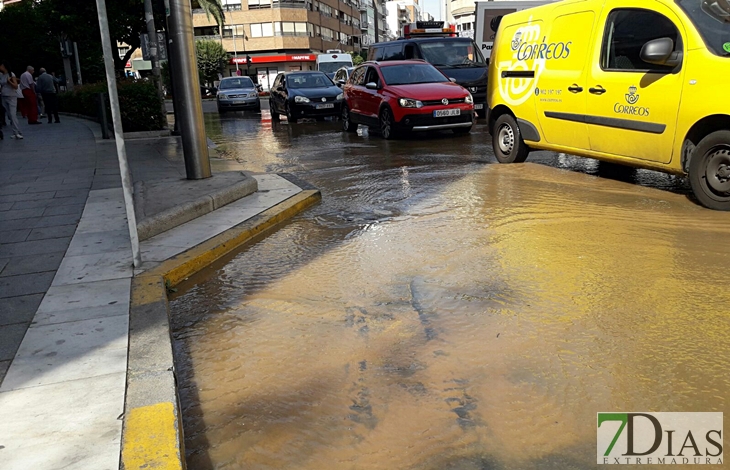 Los reventones de tuberías no cesan en Badajoz