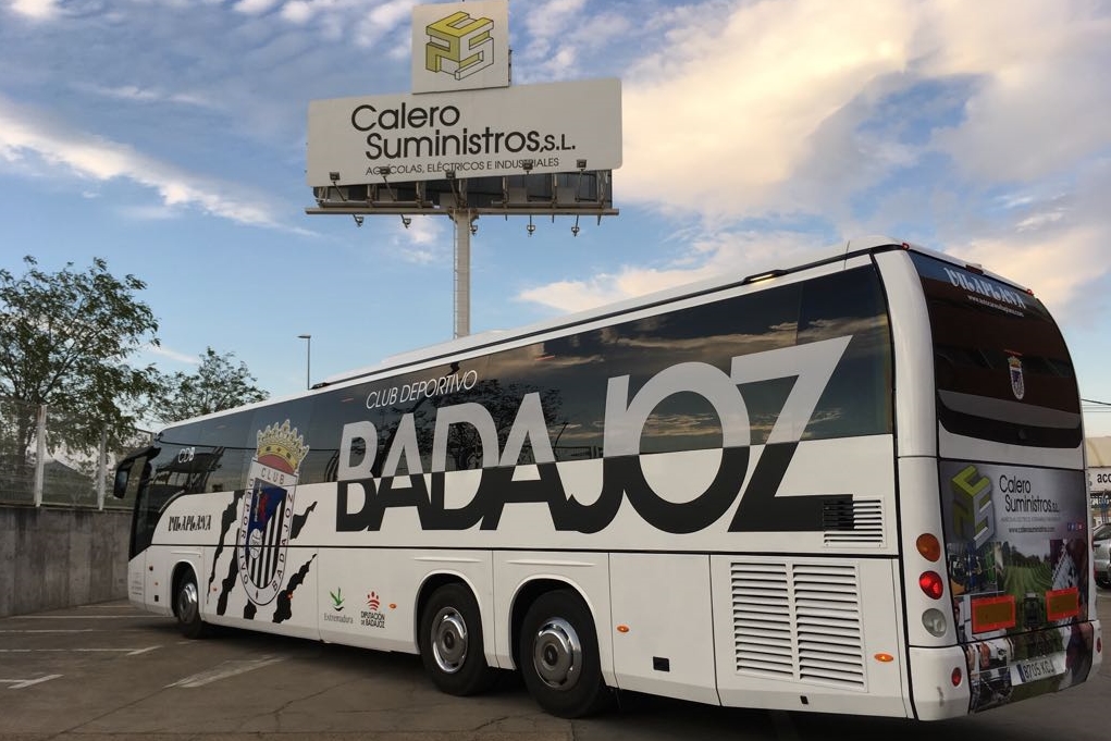 El CD. Badajoz presenta su nuevo autobús