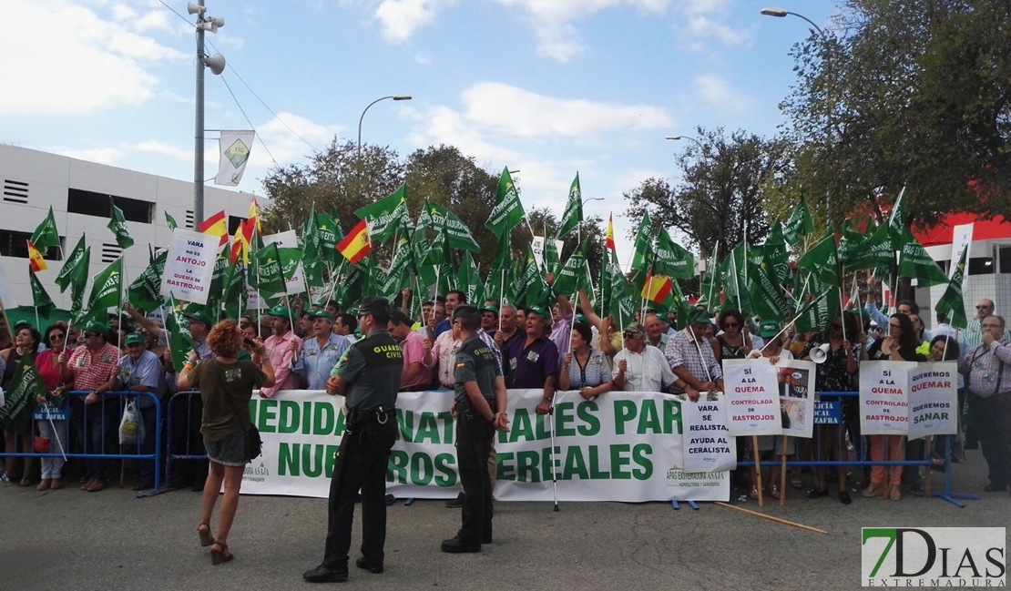 Los agricultores se manifiestan en la apertura de la Feria de Zafra