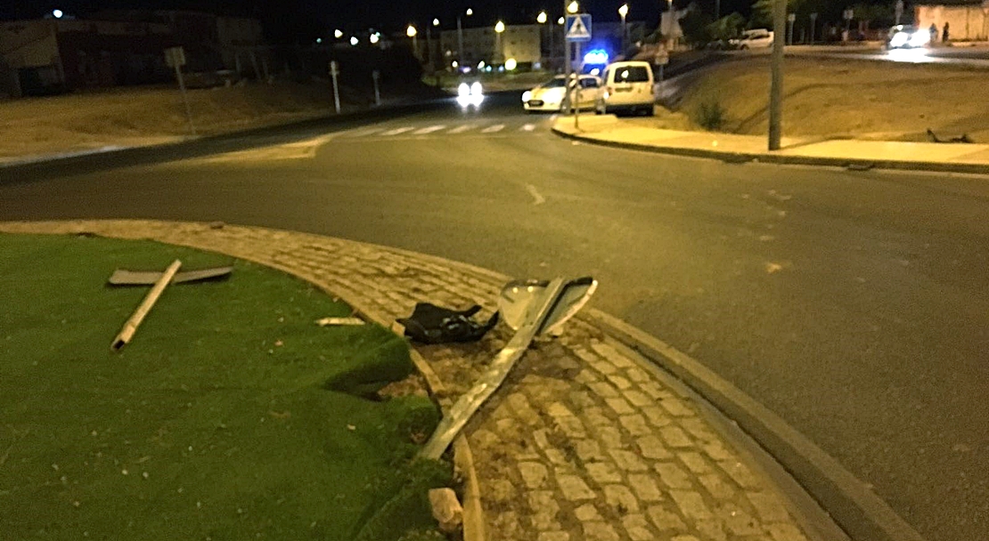 El alcohol, motivo de la colisión contra una rotonda en Badajoz