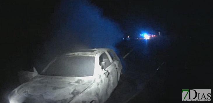 Se incendio un vehículo en la carretera Badajoz - Cáceres
