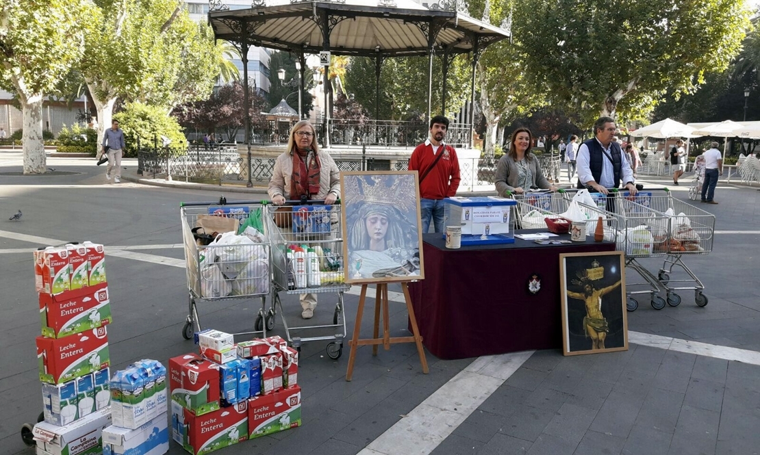 La Vera Cruz recoge alimentos y dinero para los más necesitados