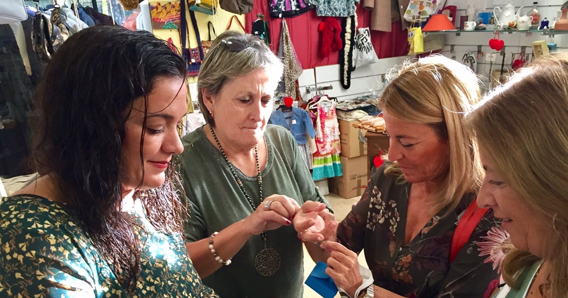 Elena Nevado visita el Mercadillo Solidario de DIVERTEA