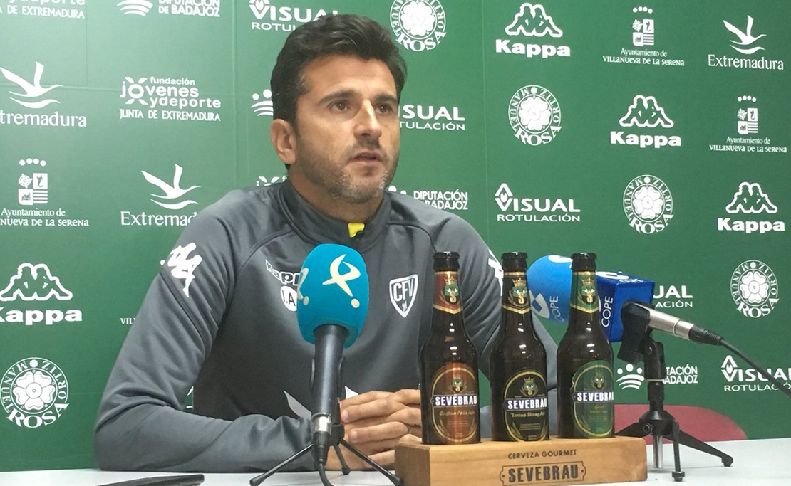 Iván Ania: “El Écija va líder por méritos propios”