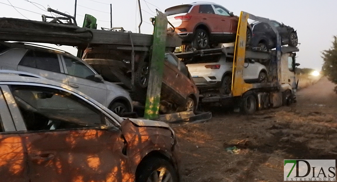 Se accidenta un tráiler con 10 vehículos en la EX100 Badajoz - Cáceres