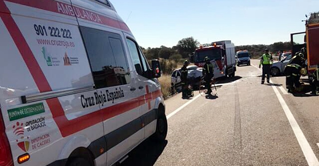 Tres heridos en una colisión con atrapados en la provincia de Badajoz