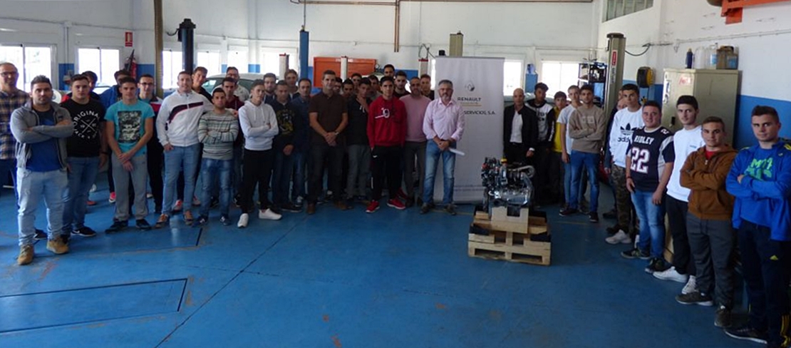 Fundación Renault dona un motor por valor de 6.000 euros al IES de Llerena