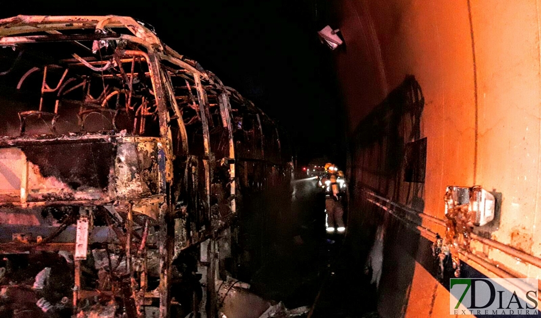 Se incendia un autobús en el Túnel de Miravete (Cáceres)