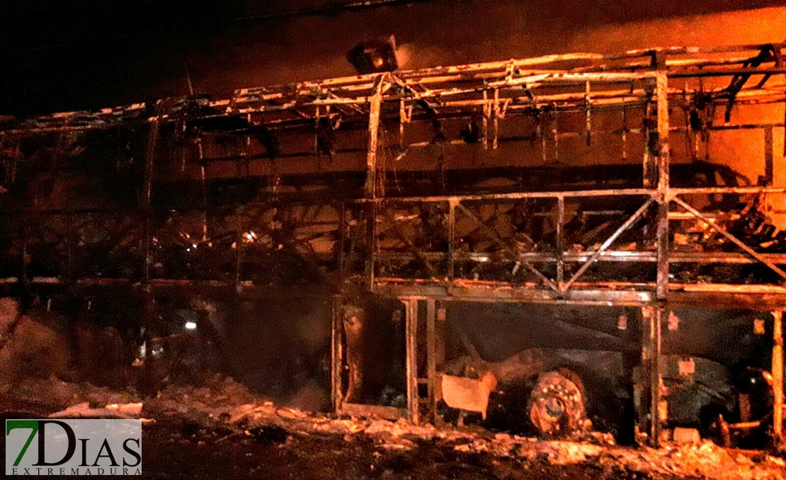 Se incendia un autobús en el Túnel de Miravete (Cáceres)