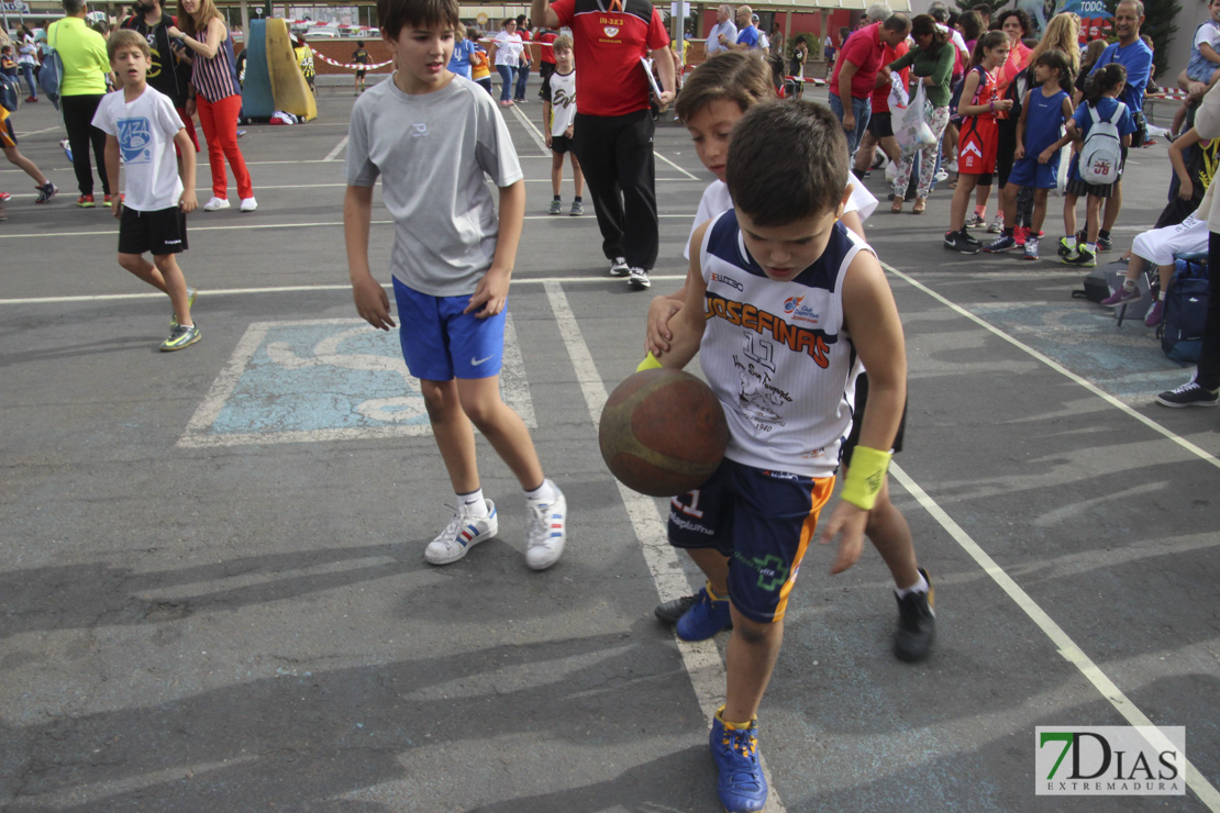 Imágenes del baloncesto solidario 3x3 en Badajoz