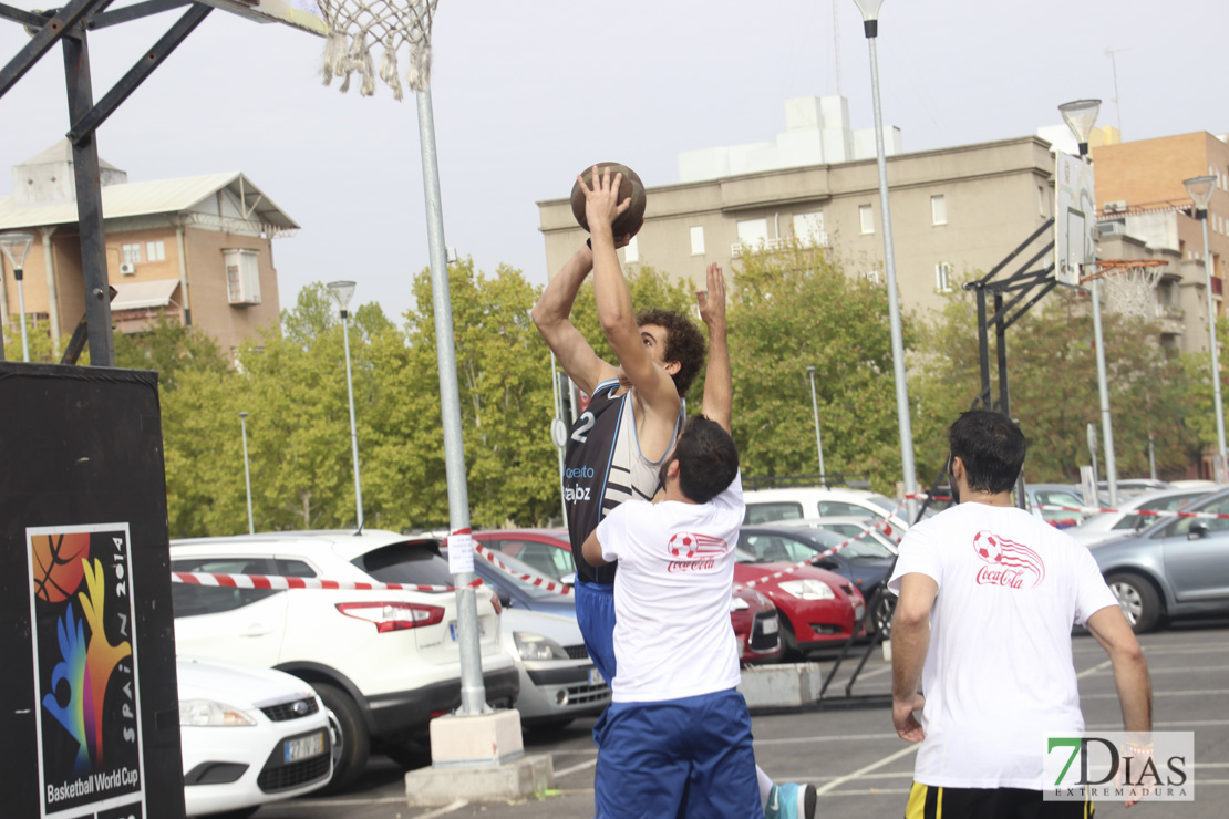 Imágenes del baloncesto solidario 3x3 en Badajoz