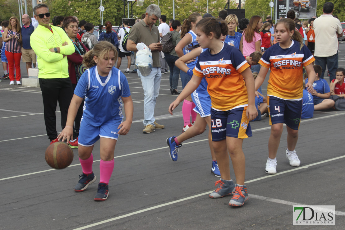 Imágenes del baloncesto solidario 3x3 en Badajoz