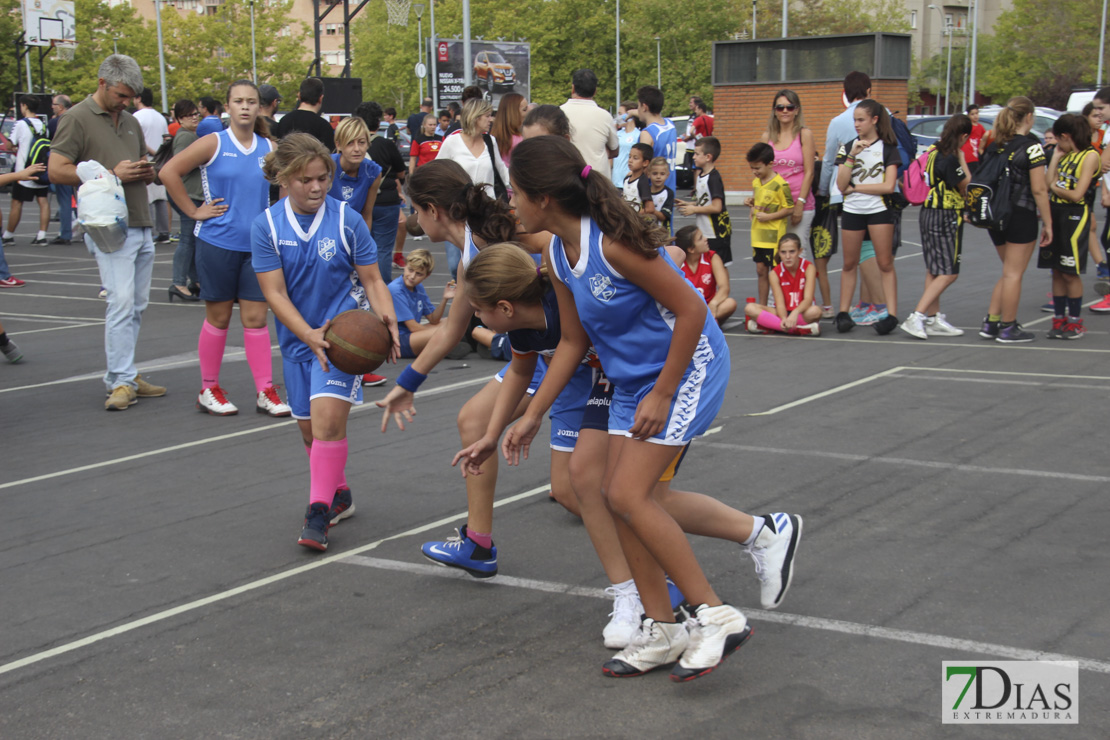 Imágenes del baloncesto solidario 3x3 en Badajoz