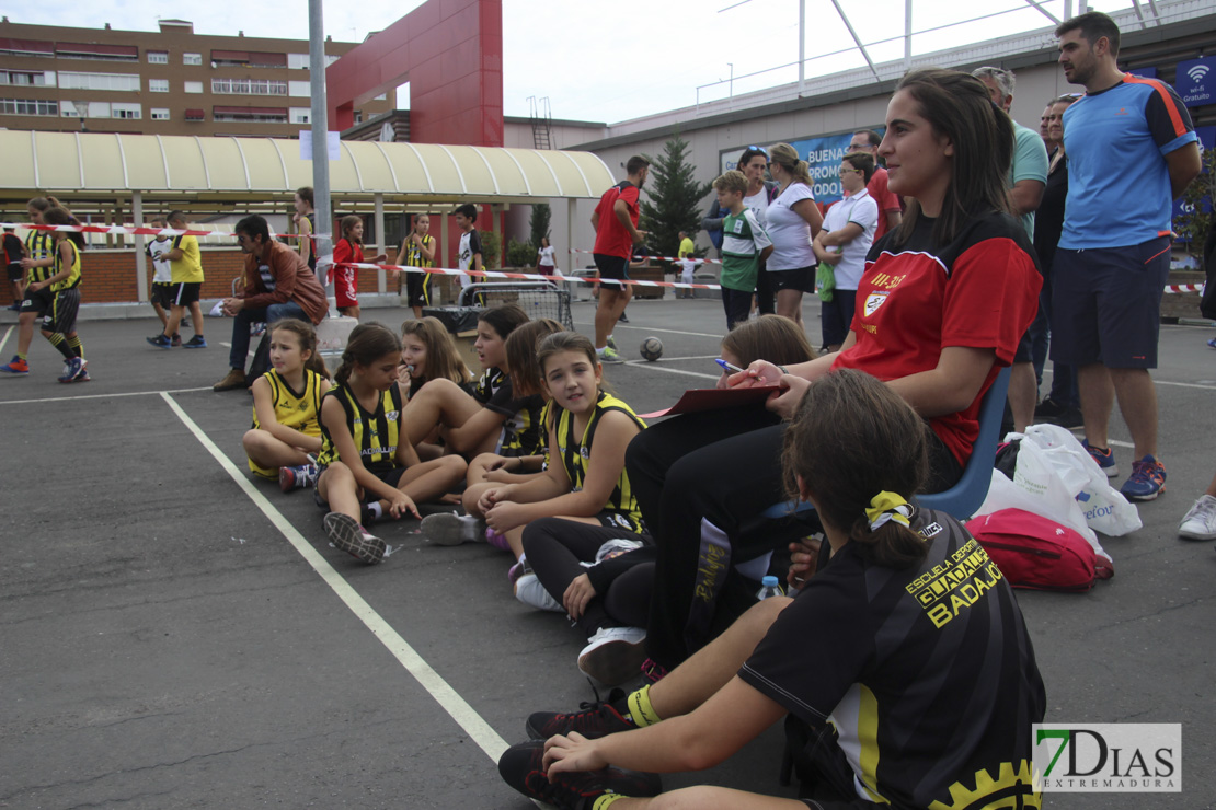 Imágenes del baloncesto solidario 3x3 en Badajoz