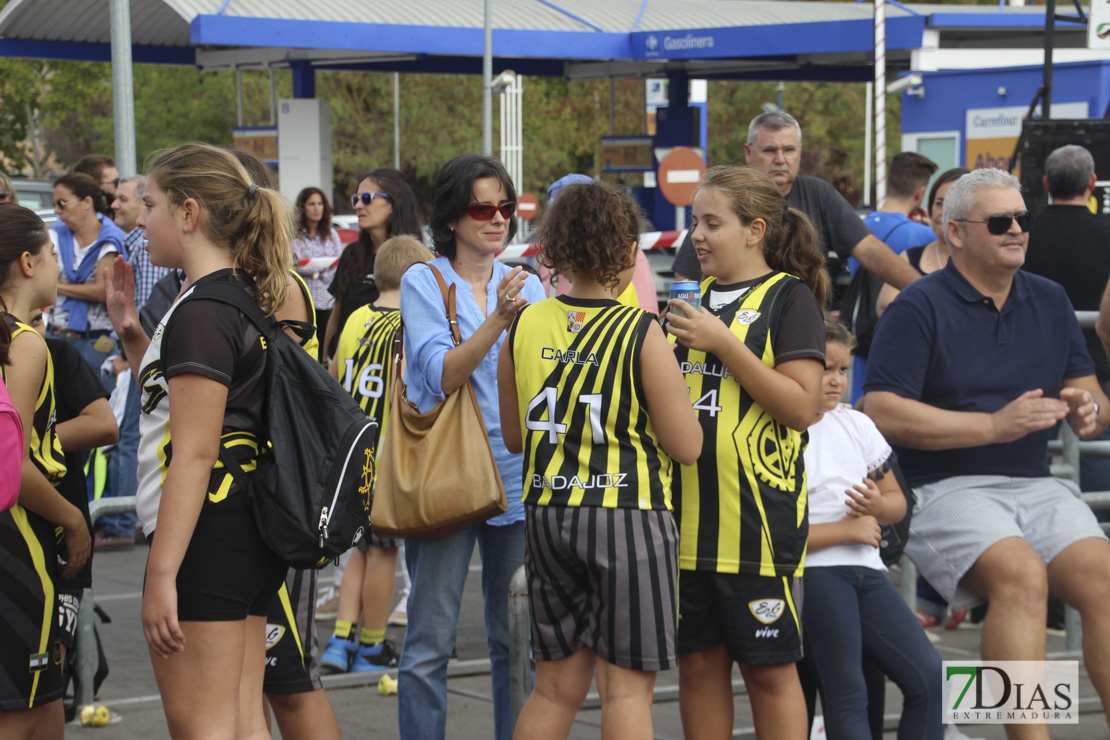 Imágenes del baloncesto solidario 3x3 en Badajoz