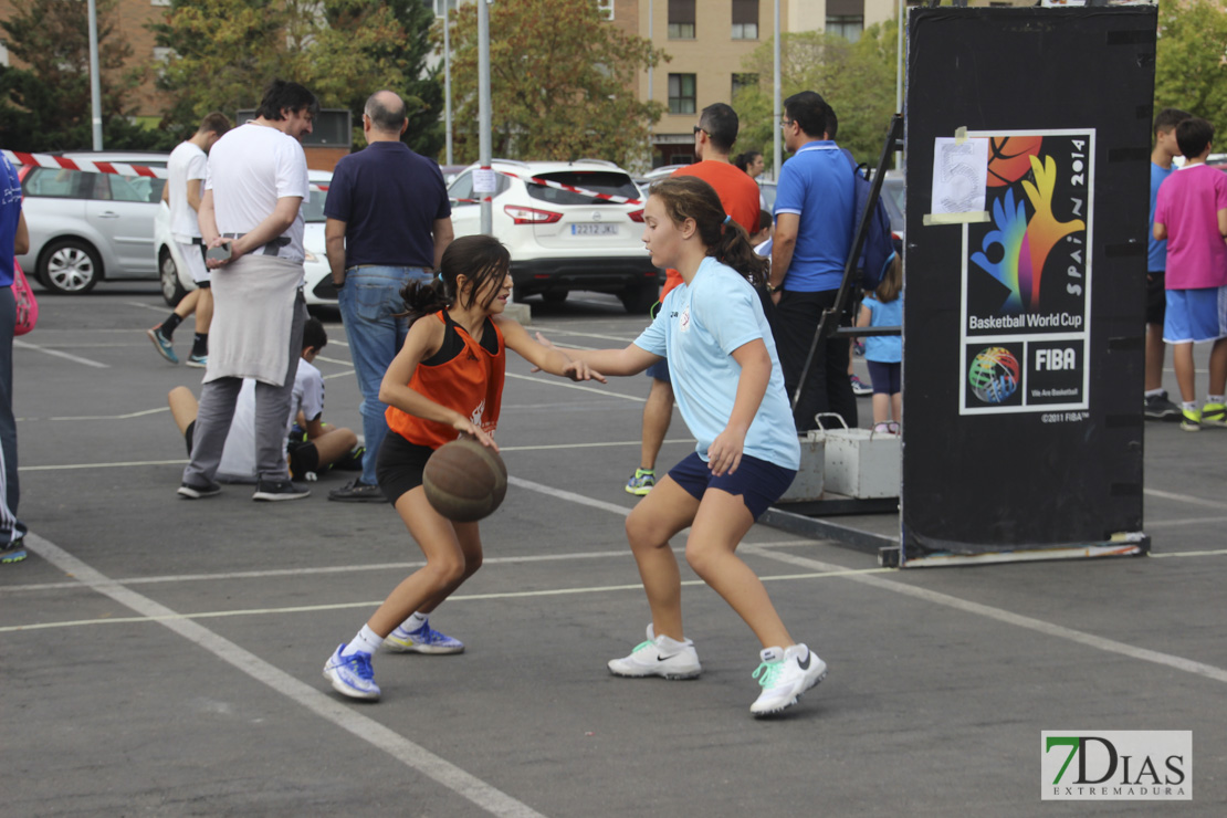 Imágenes del baloncesto solidario 3x3 en Badajoz