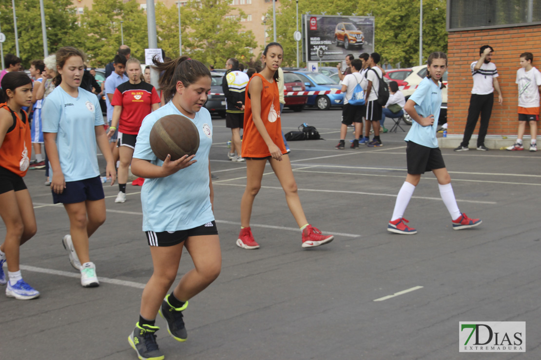 Imágenes del baloncesto solidario 3x3 en Badajoz