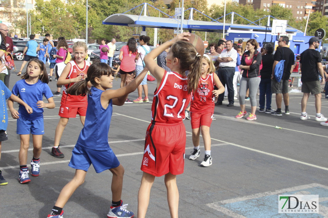 Imágenes del baloncesto solidario 3x3 en Badajoz