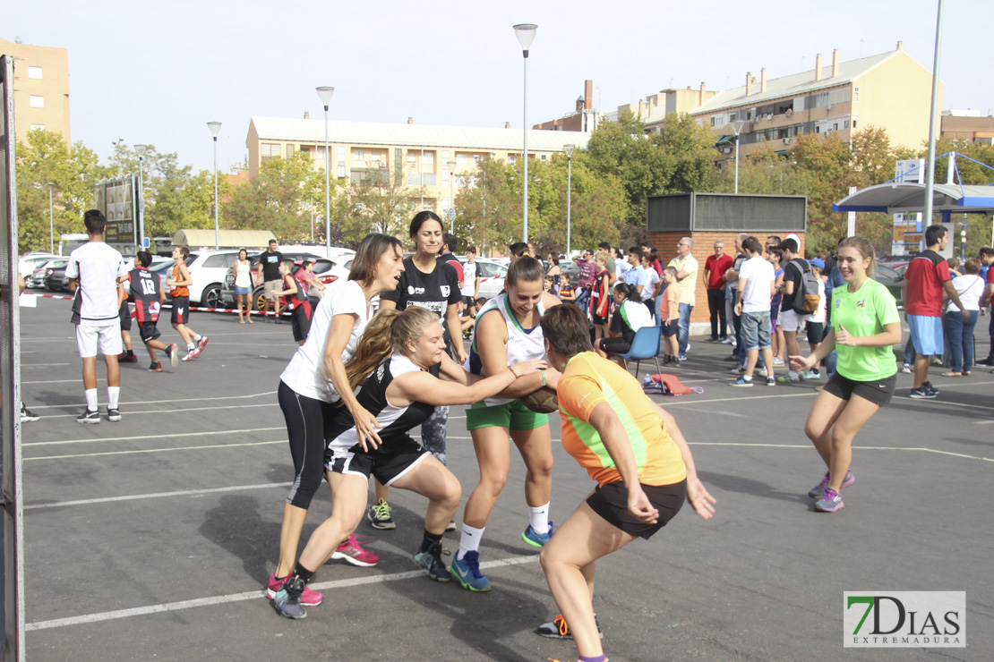 Imágenes del baloncesto solidario 3x3 en Badajoz