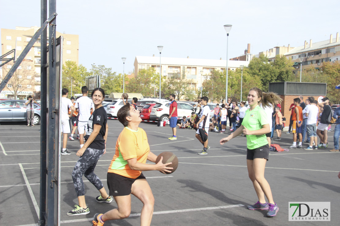 Imágenes del baloncesto solidario 3x3 en Badajoz