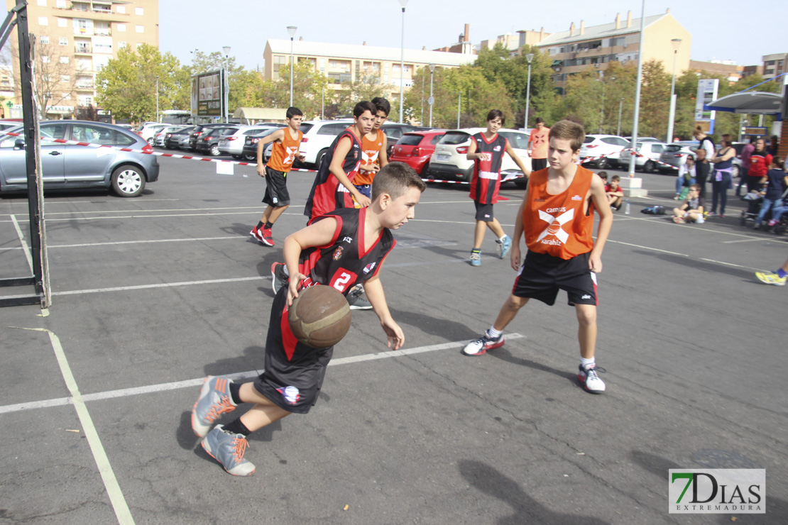 Imágenes del baloncesto solidario 3x3 en Badajoz