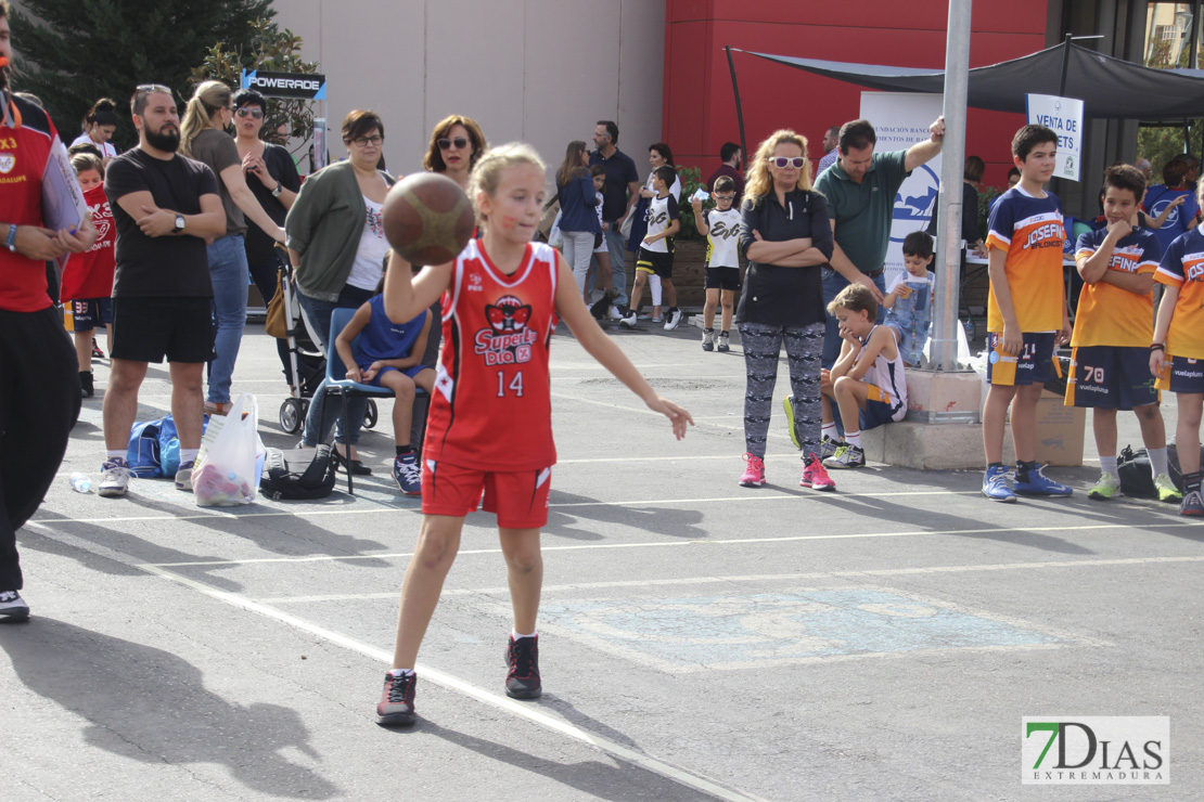 Imágenes del baloncesto solidario 3x3 en Badajoz