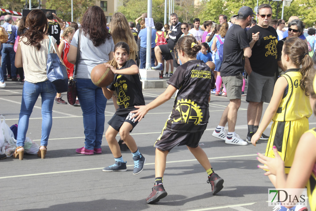 Imágenes del baloncesto solidario 3x3 en Badajoz