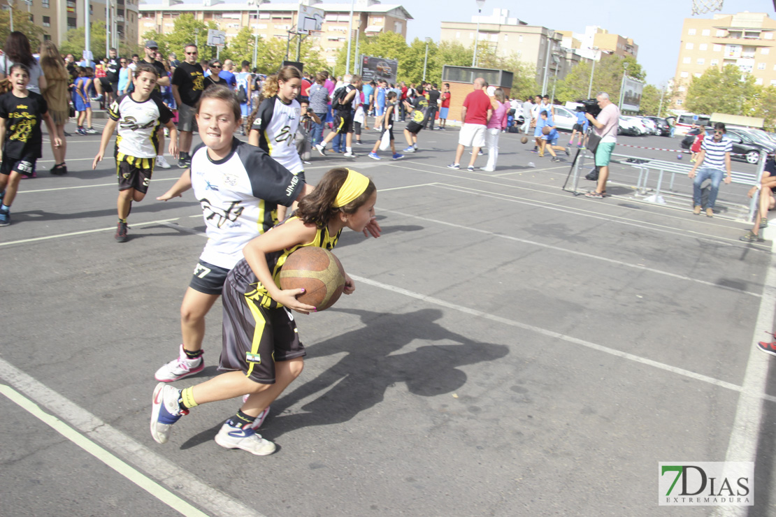 Imágenes del baloncesto solidario 3x3 en Badajoz