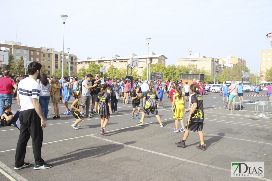 Imágenes del baloncesto solidario 3x3 en Badajoz