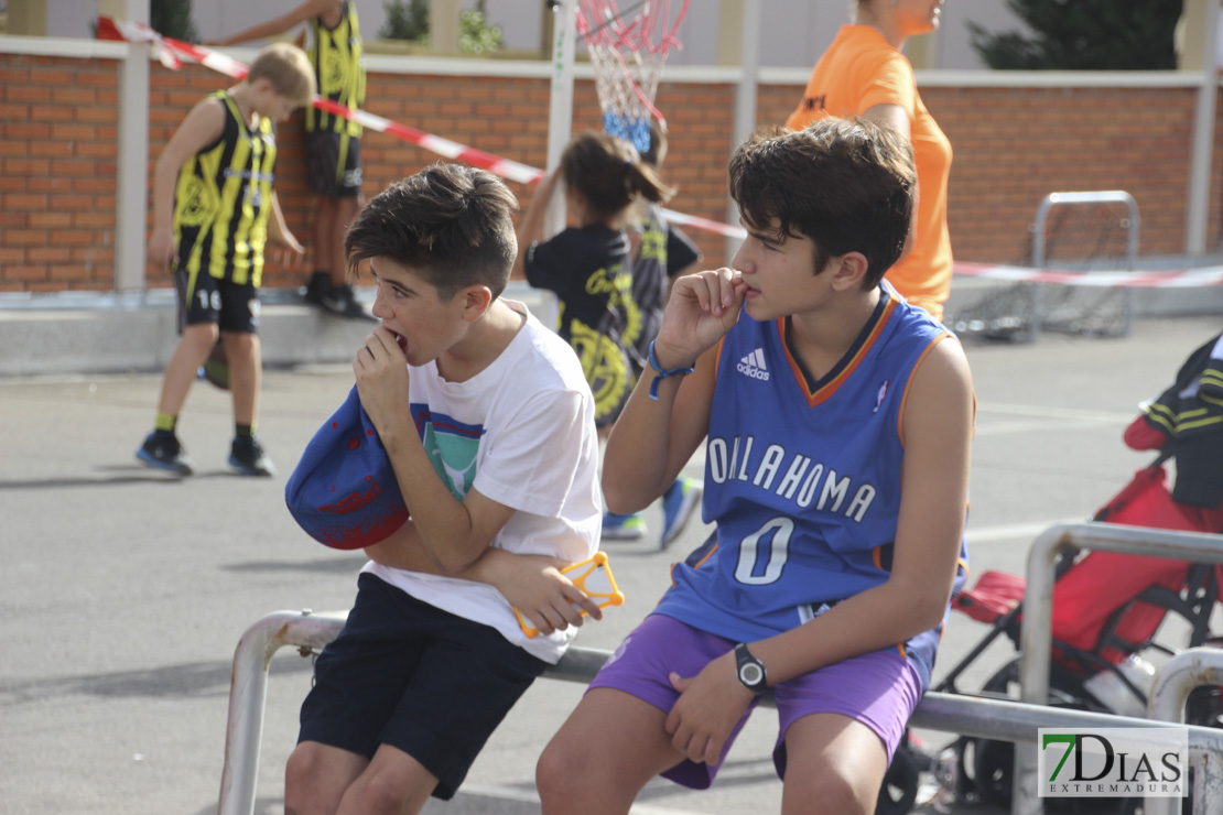 Imágenes del baloncesto solidario 3x3 en Badajoz