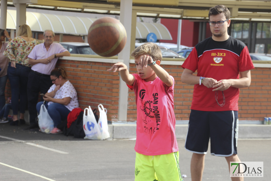 Imágenes del baloncesto solidario 3x3 en Badajoz