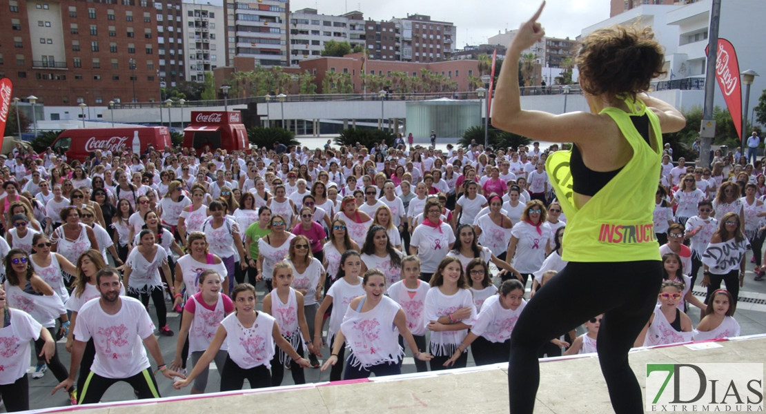 Badajoz planta cara al cáncer de mama a ritmo de zumba