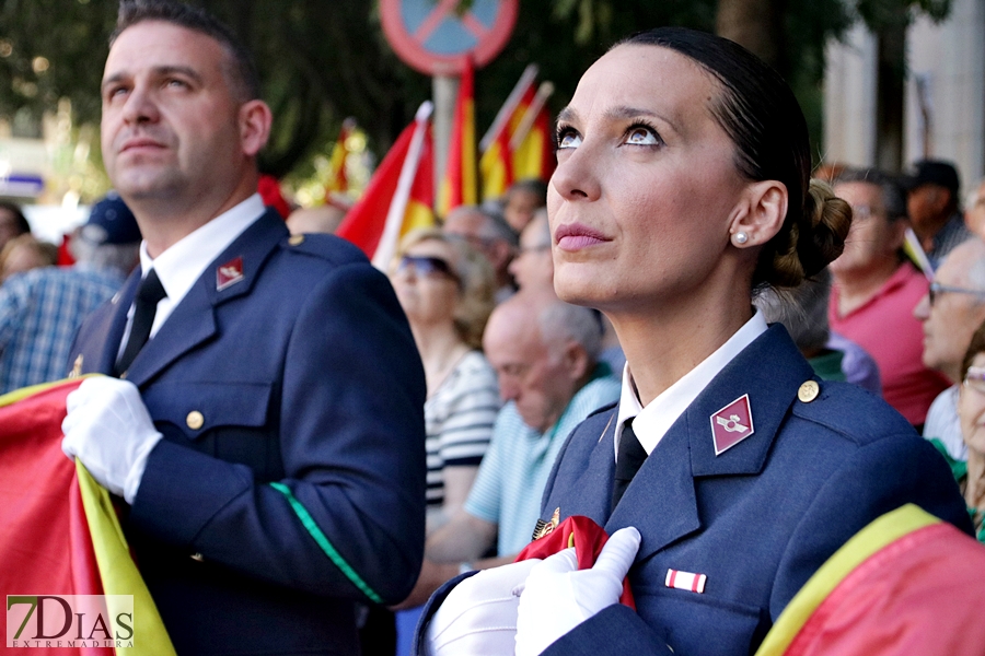 Multitud de pacenses celebran el día de la Fiesta Nacional en Badajoz